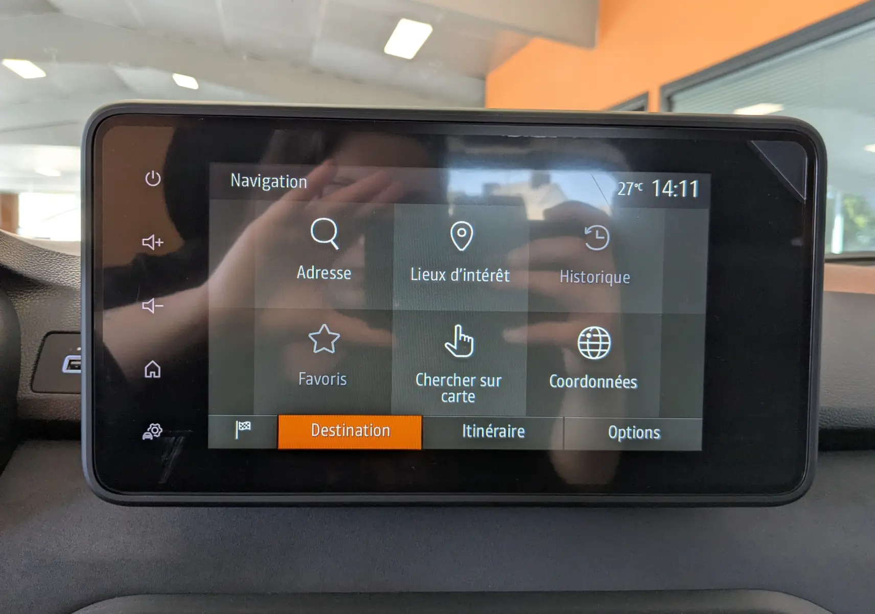 Écran tactile central du tableau de bord du Dacia Jogger affichant le menu de navigation avec plusieurs options.