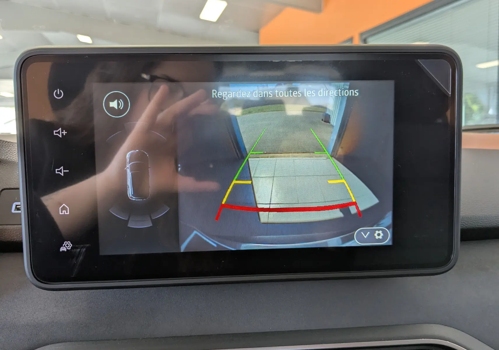 Écran de caméra de recul du Dacia Jogger 2026 montrant les lignes de guidage colorées et l'alerte de proximité.