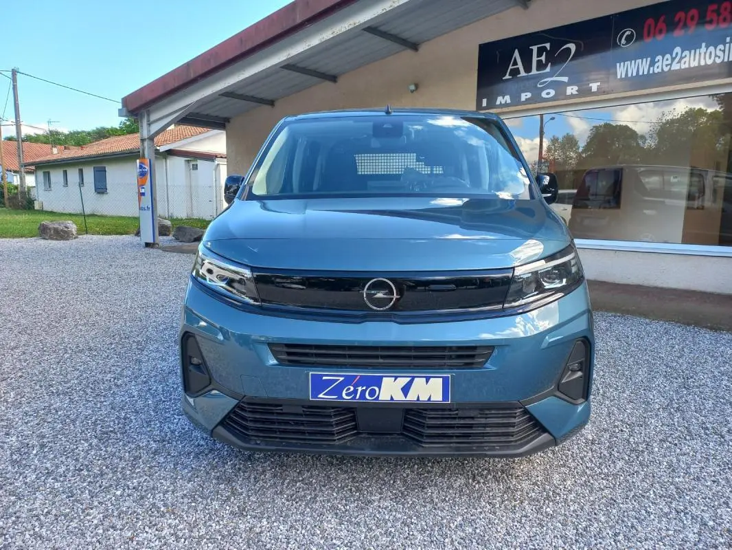 Vue avant d'un Opel Combo LIFE Elegance M bleu 2025 avec calandre noire et plaque d'immatriculation Zero KM.