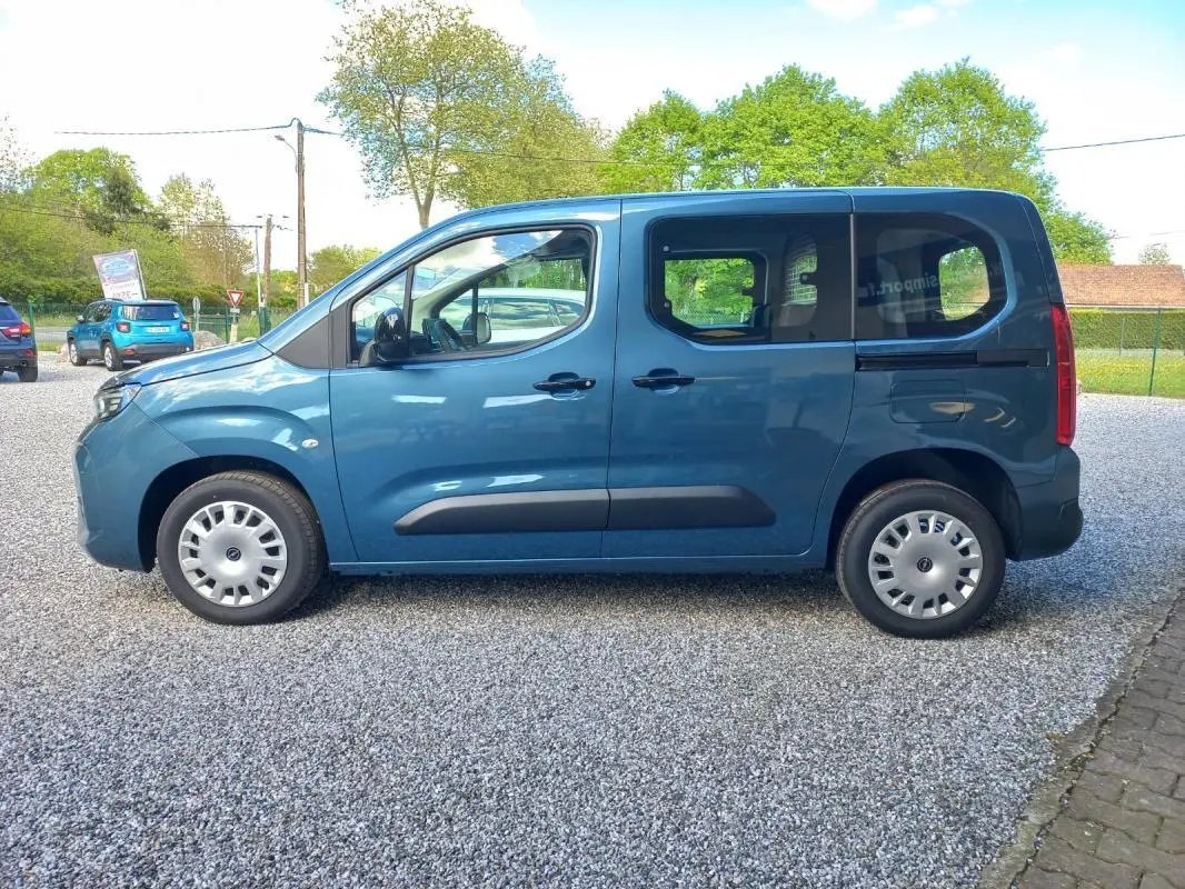 Vue latérale droite d'un Opel Combo Life Elegance M bleu 2025 avec portes coulissantes et jantes acier.