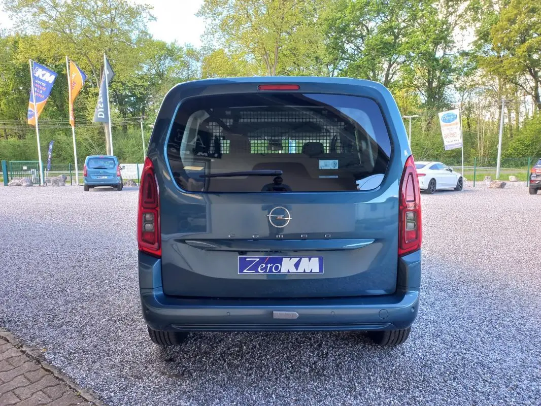 Vue arrière de l’Opel Combo LIFE Elegance M 2025 bleu, avec hayon vitré et feux arrière verticaux distinctifs.