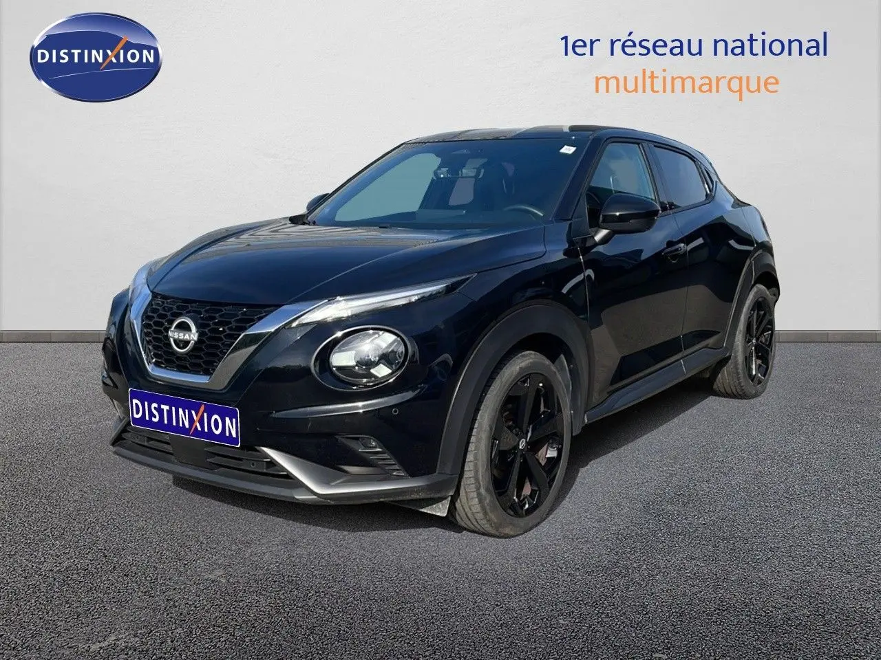 Nissan Juke noir Kuro Metal en 3/4 avant droit, avec jantes noires et calandre distinctive V-Motion.