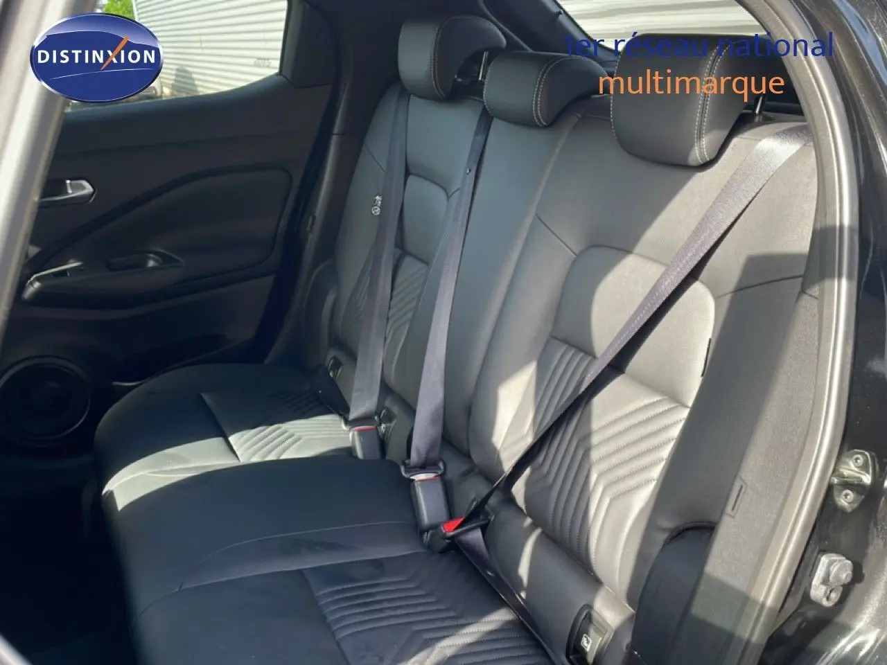 Vue intérieure côté droit des sièges arrière en cuir noir du Nissan Juke 2025 finition Tekna.