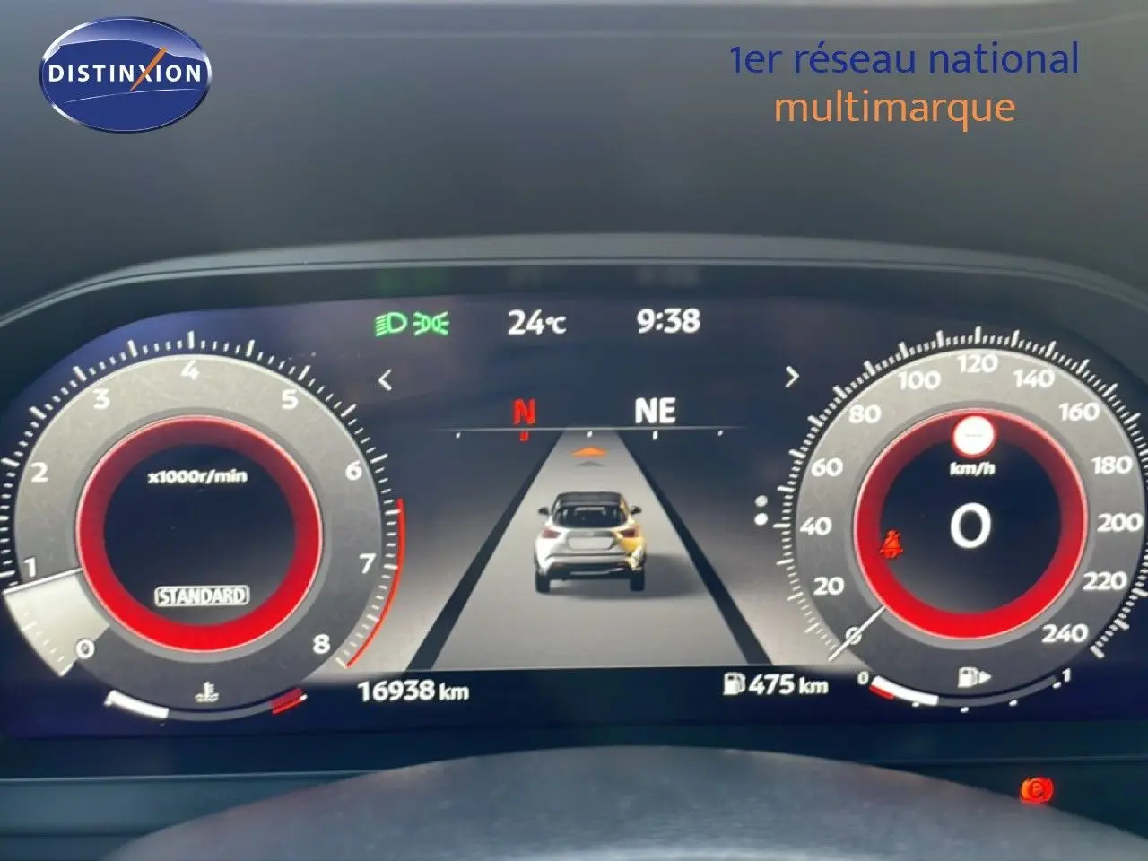 Tableau de bord numérique du Nissan Juke 2025 noir, affichant compte-tours, vitesse, et caméra de recul en vue centrale.