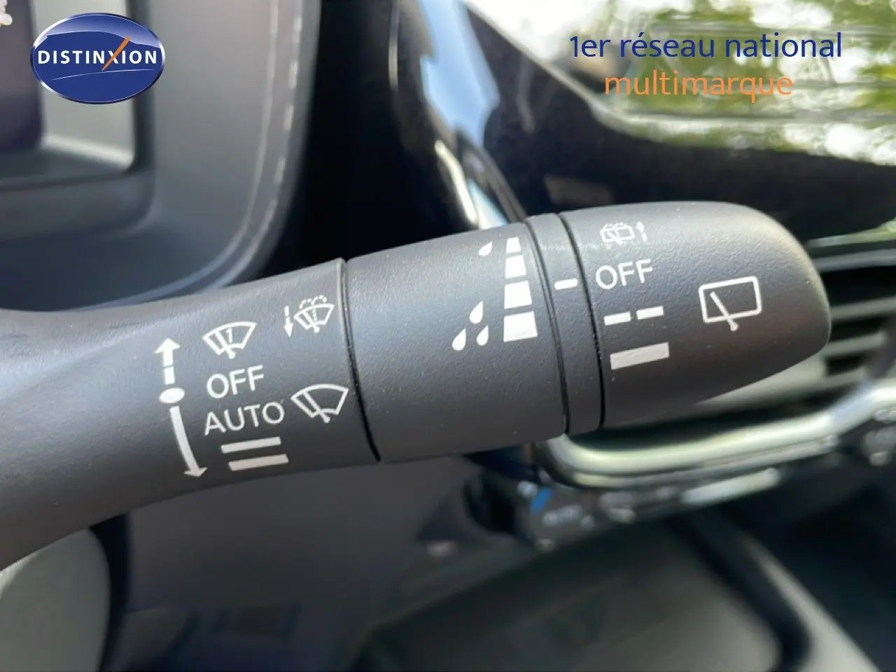 Gros plan sur la commande d’essuie-glace du Nissan Juke noir Kuro Metal, intérieur moderne avec détails de tableau de bord.