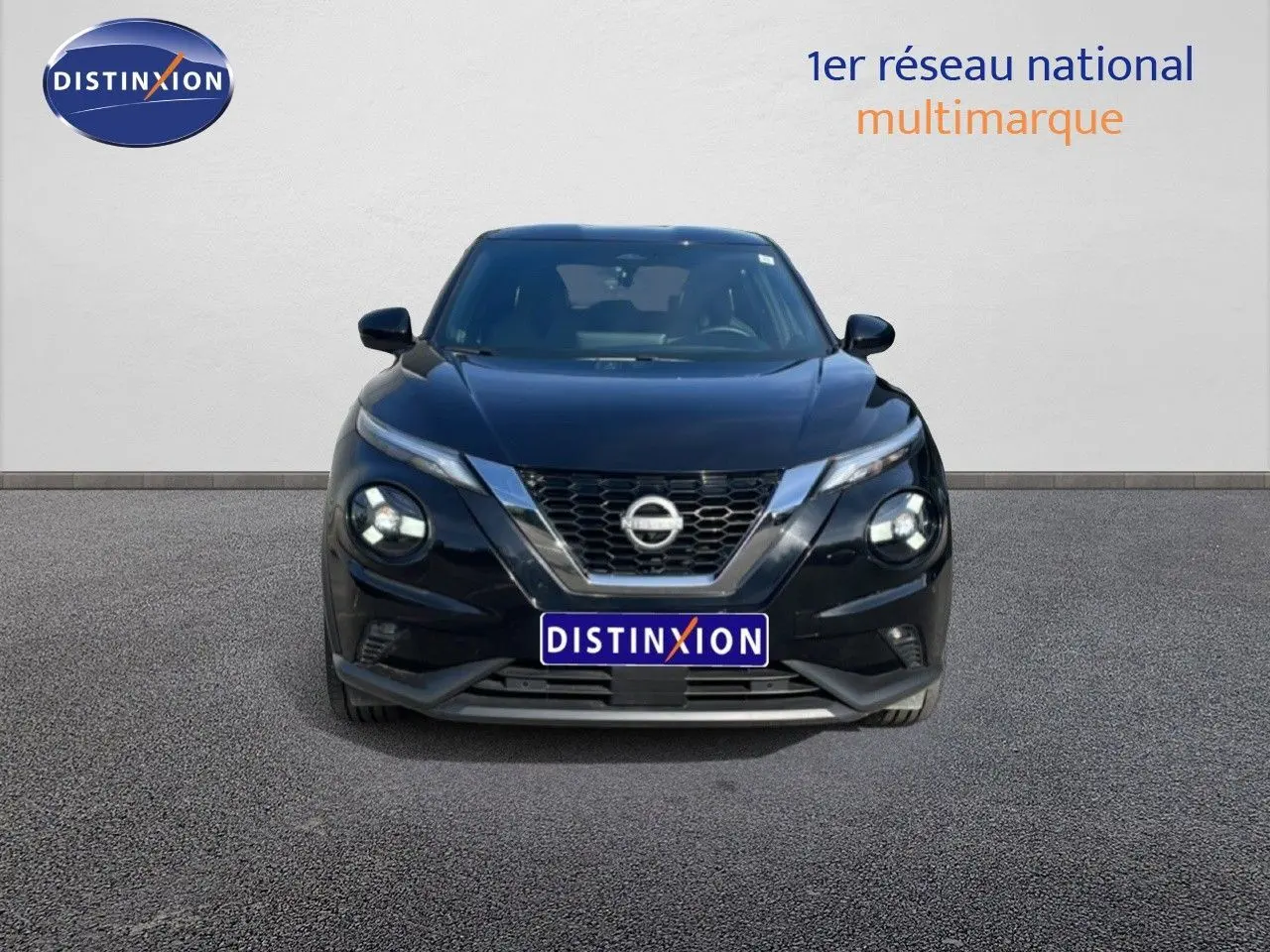 Nissan Juke 2025 noir Kuro Metal vu de face, mettant en valeur sa calandre distinctive et ses phares LED ronds.