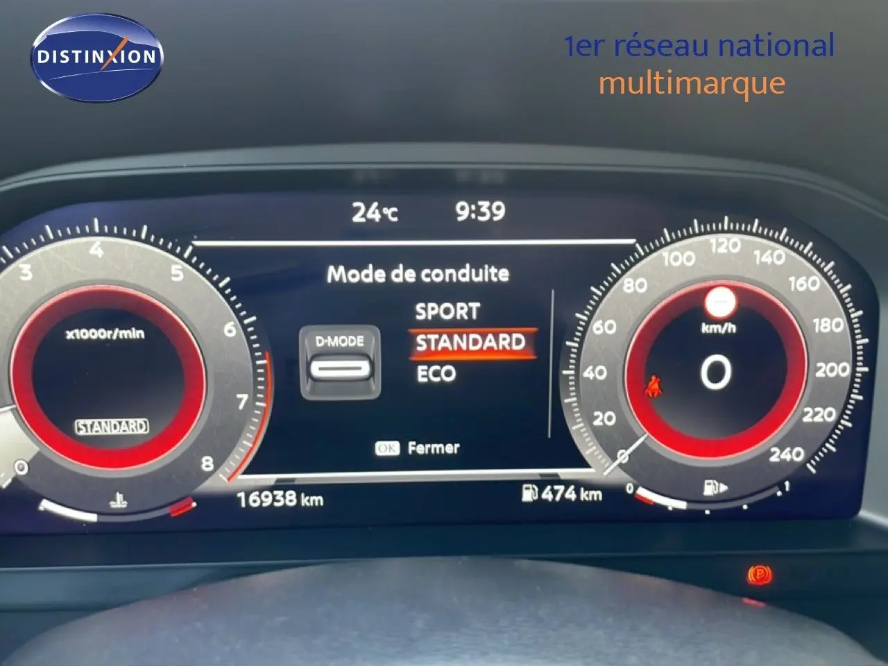 Tableau de bord numérique du Nissan Juke 2025, affichant le mode de conduite standard et compteurs rouges.