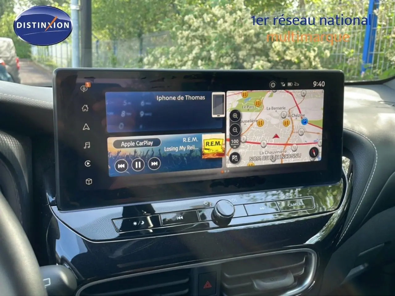 Écran tactile central du Nissan Juke 2025 noir, affichant navigation GPS et interface Apple CarPlay, vue intérieure avant.