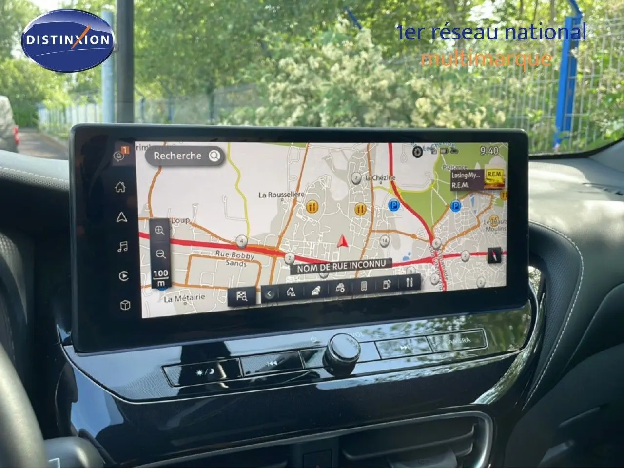 Vue intérieure centrée sur l'écran tactile de navigation du Nissan Juke 2025 noir Kuro Metal, avec tableau de bord brillant.