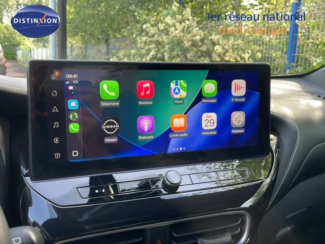 Écran tactile central large du Nissan Juke noir Kuro Metal 2025, affichant l'interface Apple CarPlay.