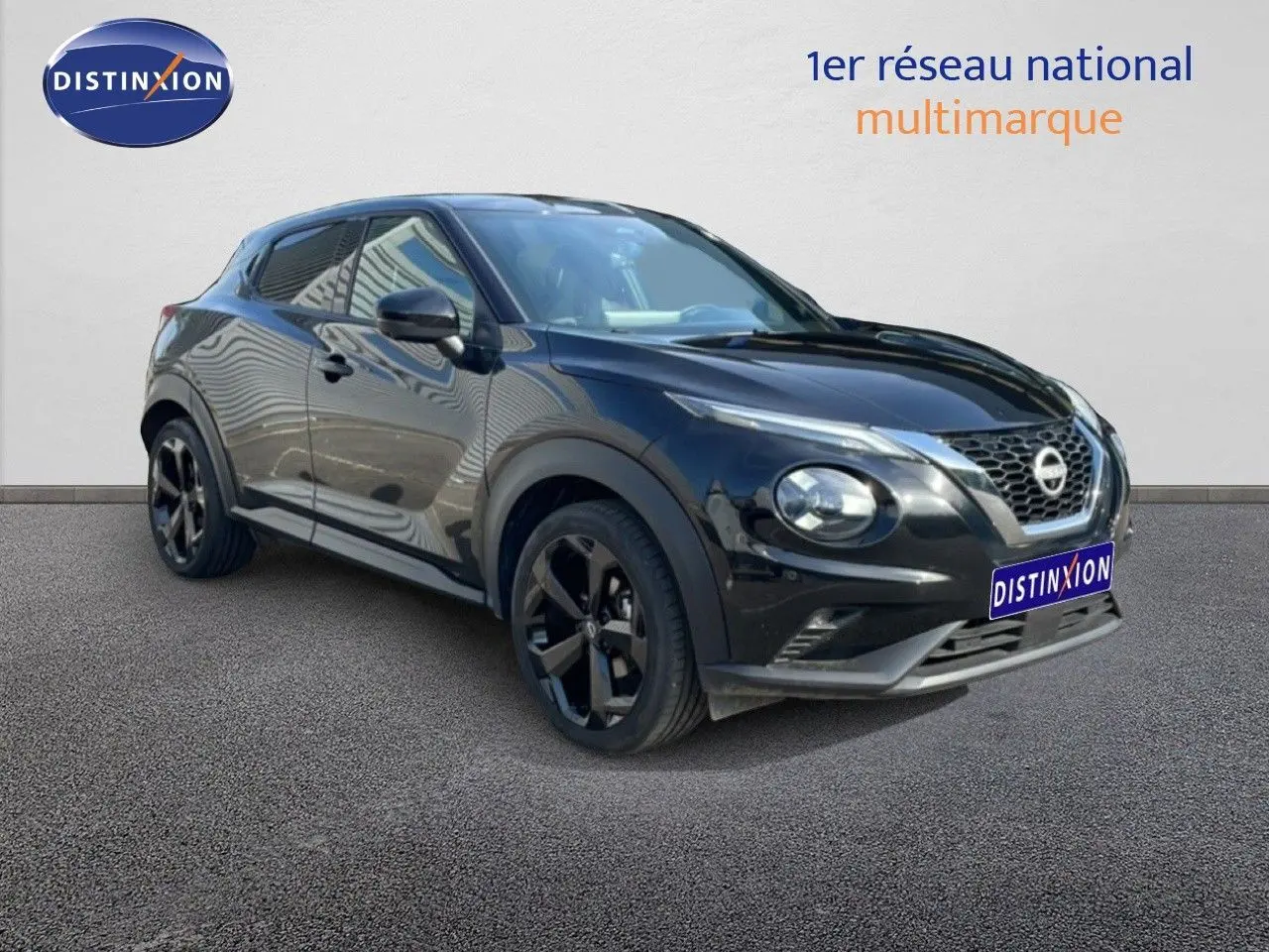 Nissan Juke noir Kuro Metal en 3/4 avant droit, avec jantes noires et calandre distinctive V-Motion.