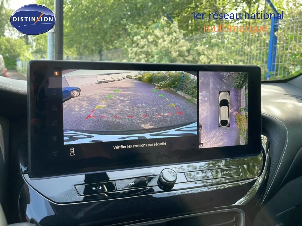 Écran central du Nissan Juke 2025 noir Kuro Metal montrant la caméra de recul et vue 360° intérieure.