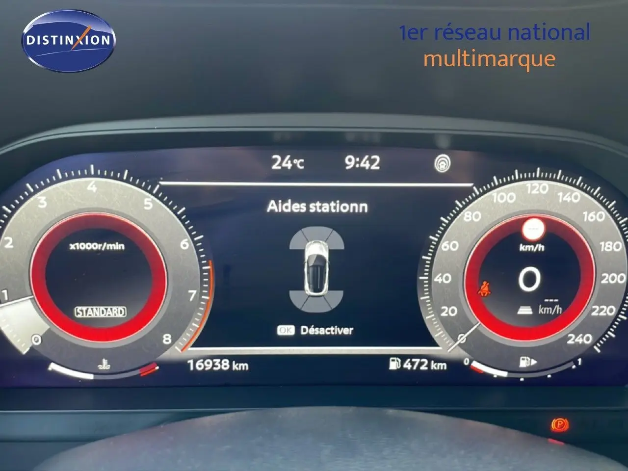 Tableau de bord numérique du Nissan Juke 2025, affichant les aides au stationnement et la température extérieure à 24°C.