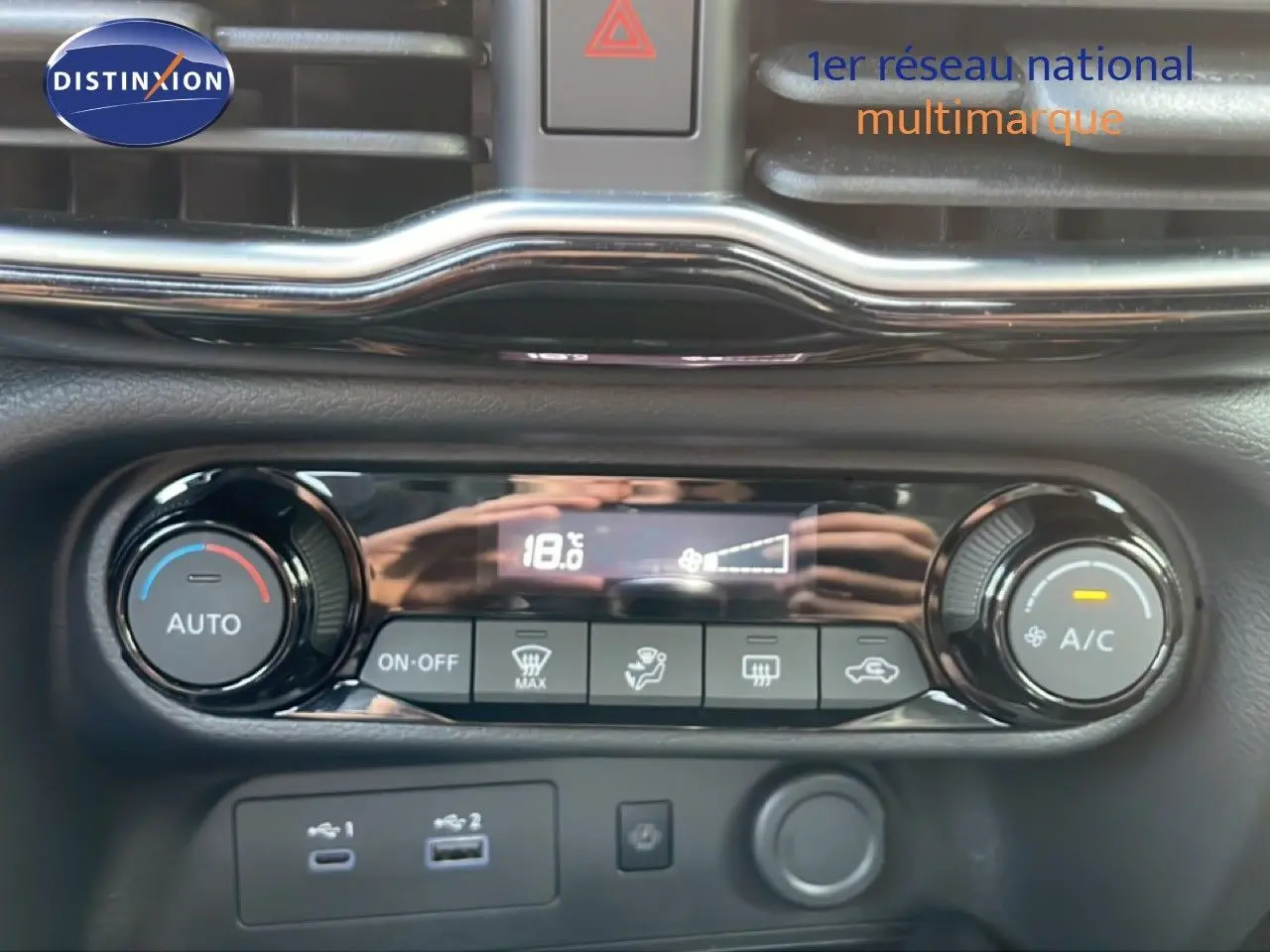 Détail de la console de climatisation automatique du Nissan Juke noir Kuro Metal, avec affichage digital et commandes rotatives.