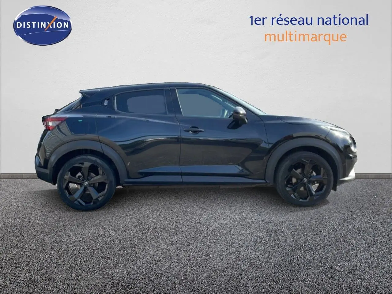 Profil côté gauche du Nissan Juke 2025 noir Kuro Metal, avec jantes noires et lignes compactes distinctives.