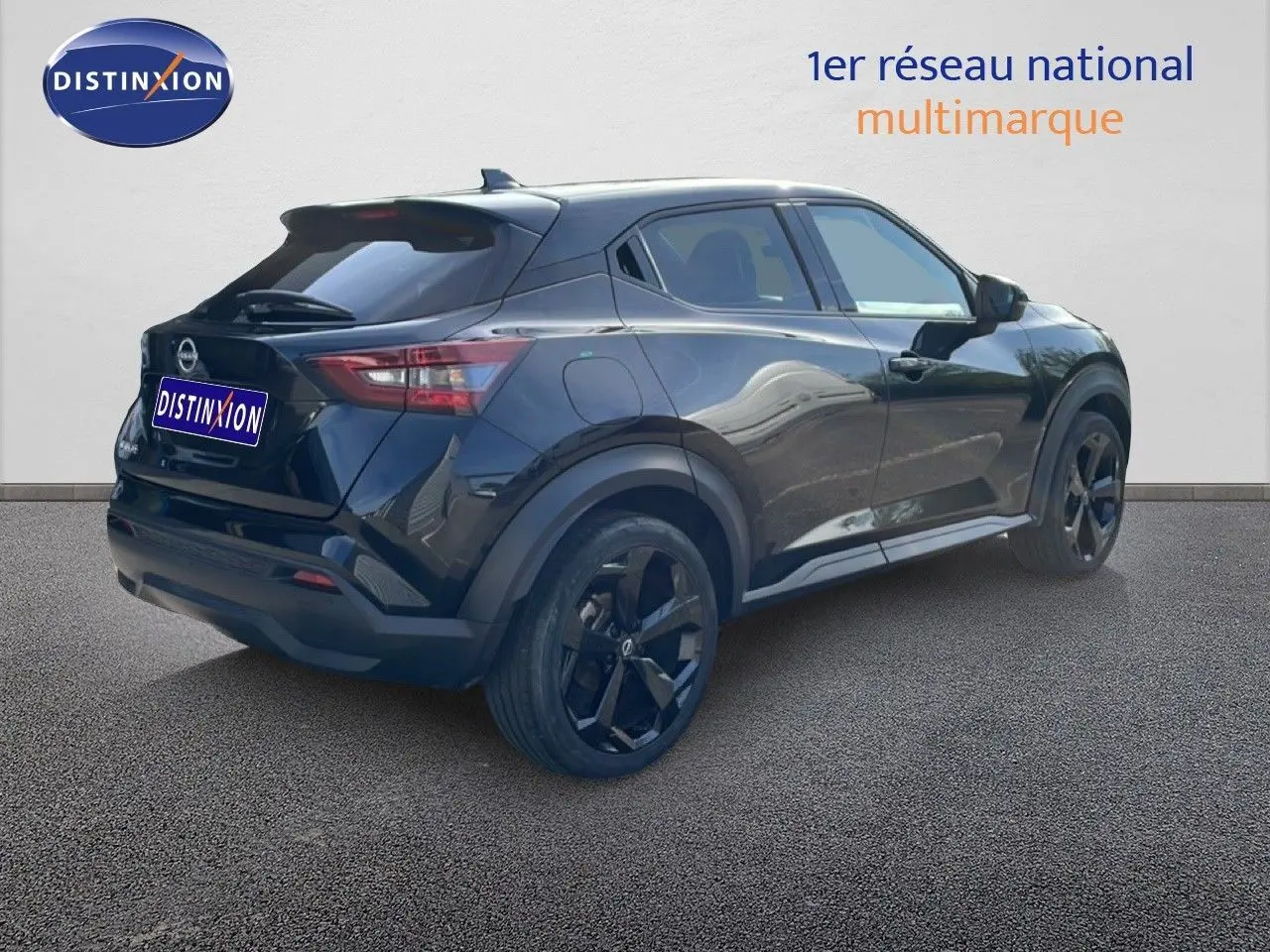 Nissan Juke 2025 noir Kuro Metal en 3/4 arrière droit, avec jantes noires et lignes sculptées visibles.