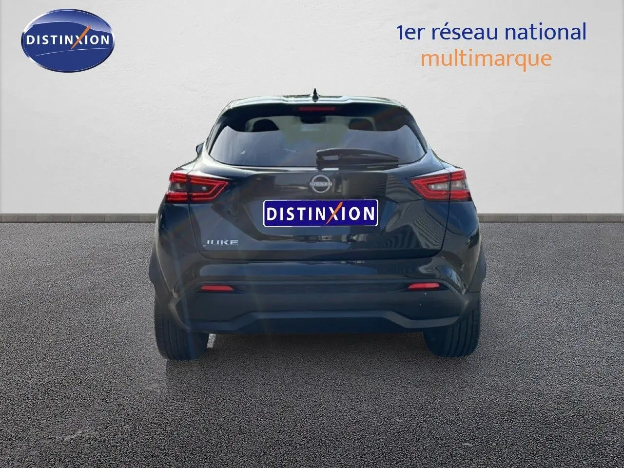 Vue arrière du Nissan Juke 2025 noir Kuro Metal, mettant en valeur ses feux arrière LED et son design compact.