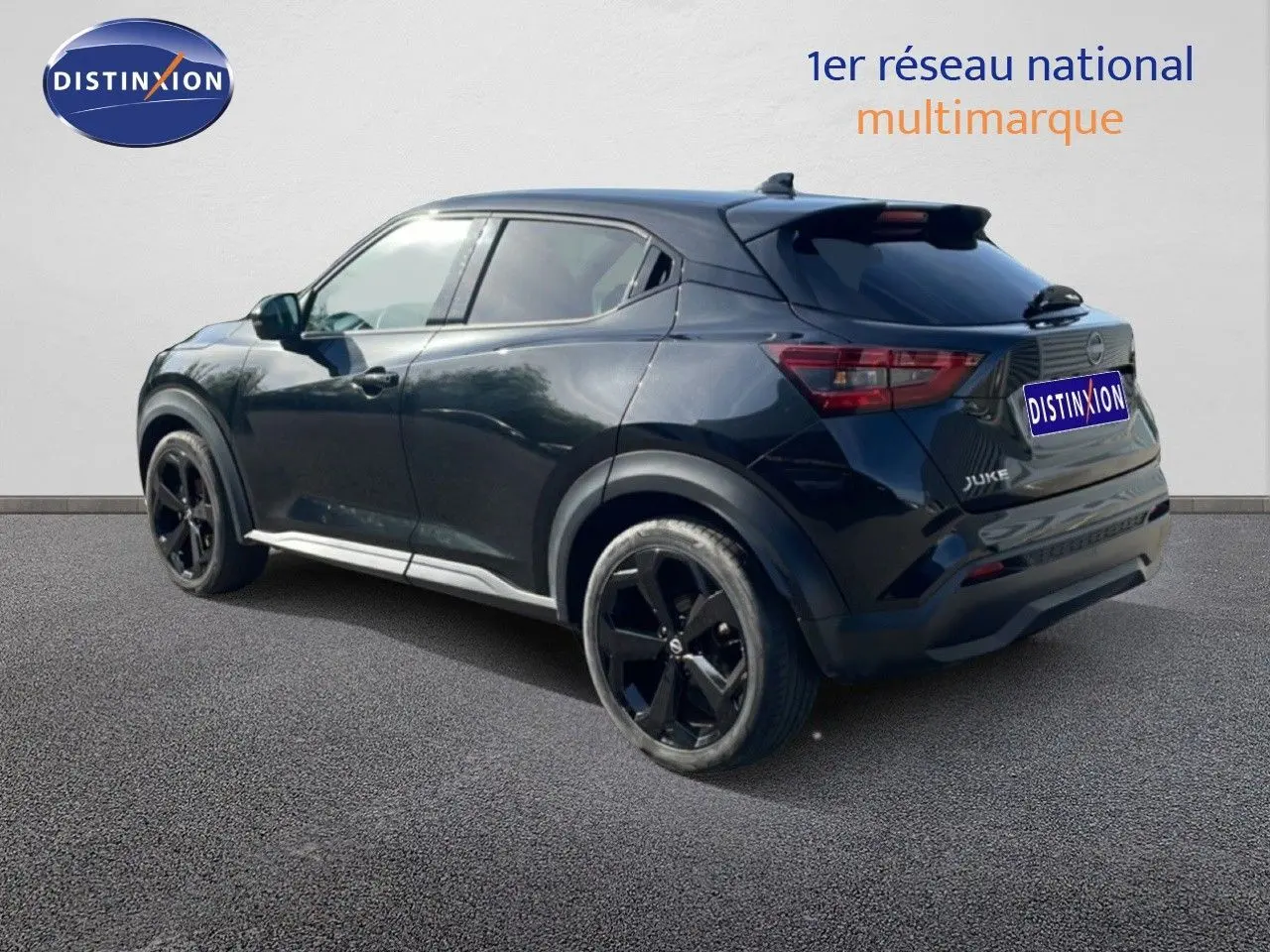 Nissan Juke 2025 noir Kuro Metal en 3/4 arrière droit, avec jantes noires et vitres teintées.