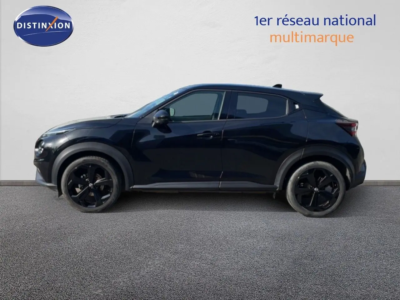 Profil côté gauche du Nissan Juke 2025 noir Kuro Metal avec jantes noires et lignes compactes.