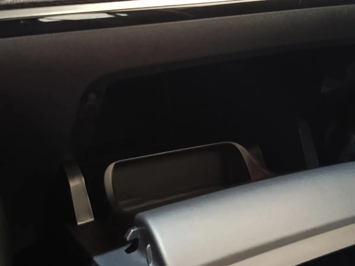 Détail du rangement réfrigéré gris clair dans la boîte à gants du Peugeot E-2008 électrique Active Pack 2023.