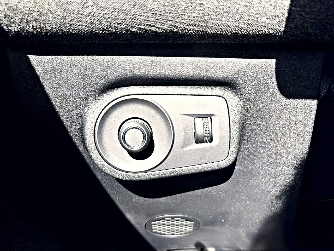 Gros plan sur la commande de réglage des rétroviseurs côté conducteur du MG Motor ZS noir hybride 2026.