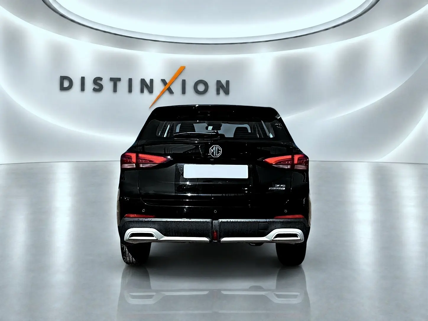 Vue arrière d’un MG Motor ZS 1.5 hybrid noir, avec feux LED et double sortie d’échappement chromée.