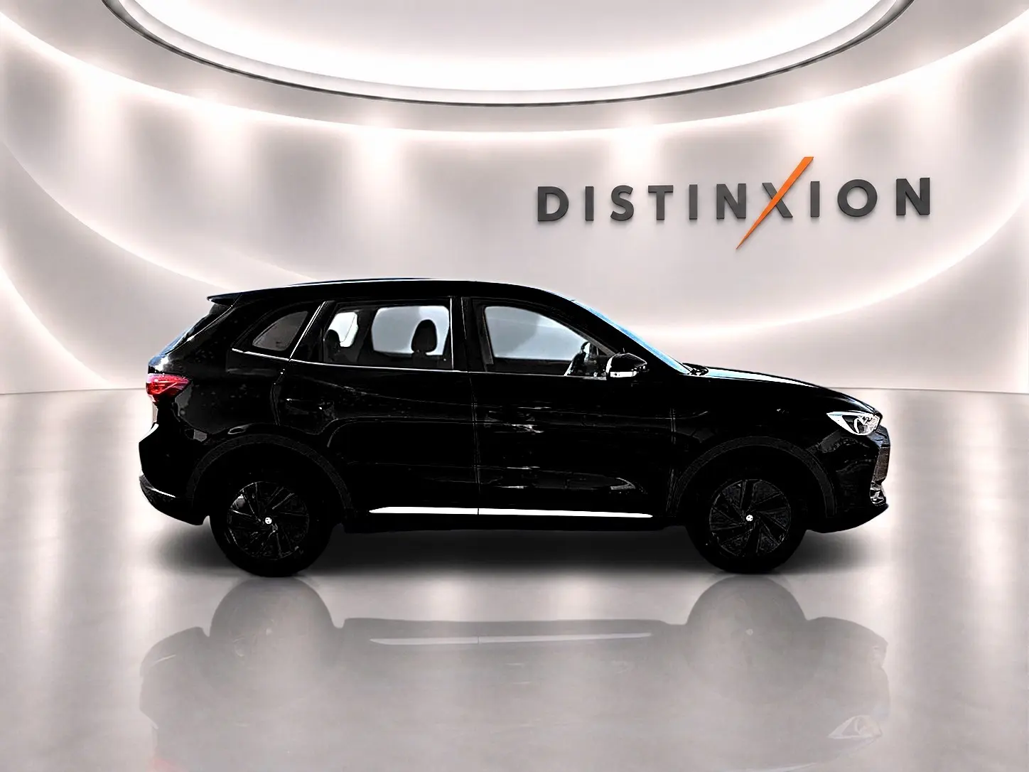 Vue de profil côté gauche du SUV noir MG ZS 1.5 hybrid 197 standard sur fond clair avec logo Distinxion.