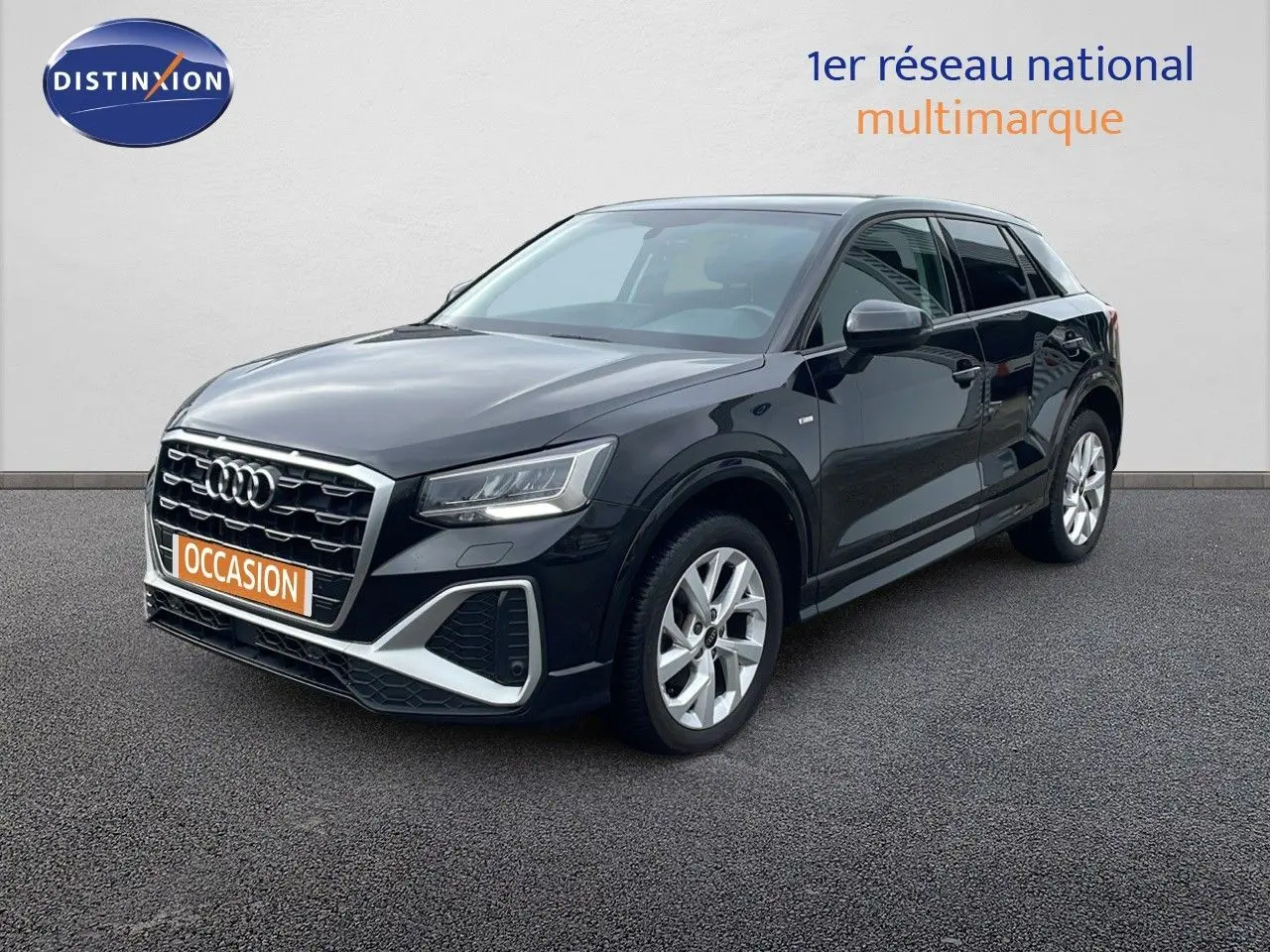 Audi Q2 noir mito metal vue 3/4 avant droit, mettant en valeur sa calandre distinctive et ses jantes argentées.
