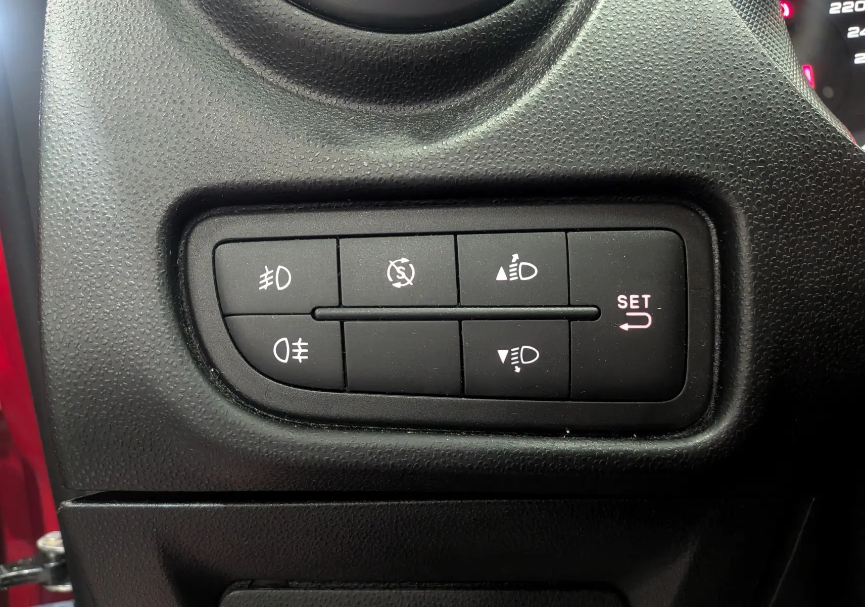 Panneau de commandes d'éclairage et réglages sur tableau de bord d'une Alfa Romeo MiTo rouge 2018.