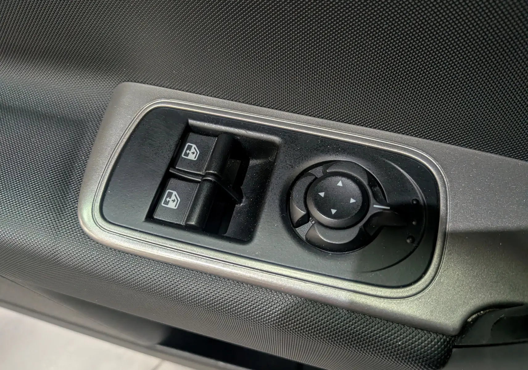 Commande des vitres électriques et réglage des rétroviseurs sur la porte intérieure d'une Alfa Romeo MiTo rouge de 2018