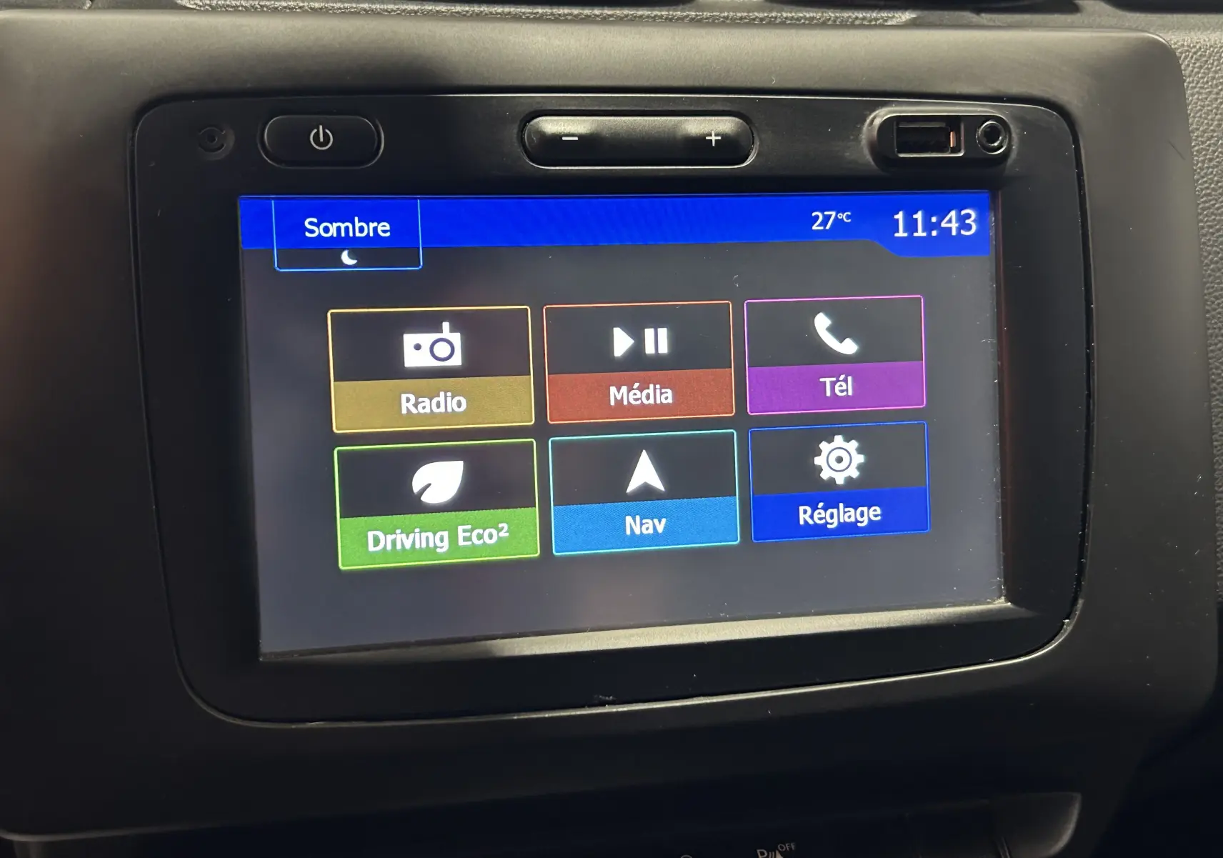 Écran tactile central du Dacia Duster 2018 affichant les options Radio, Média, Téléphone, Navigation et Réglages.