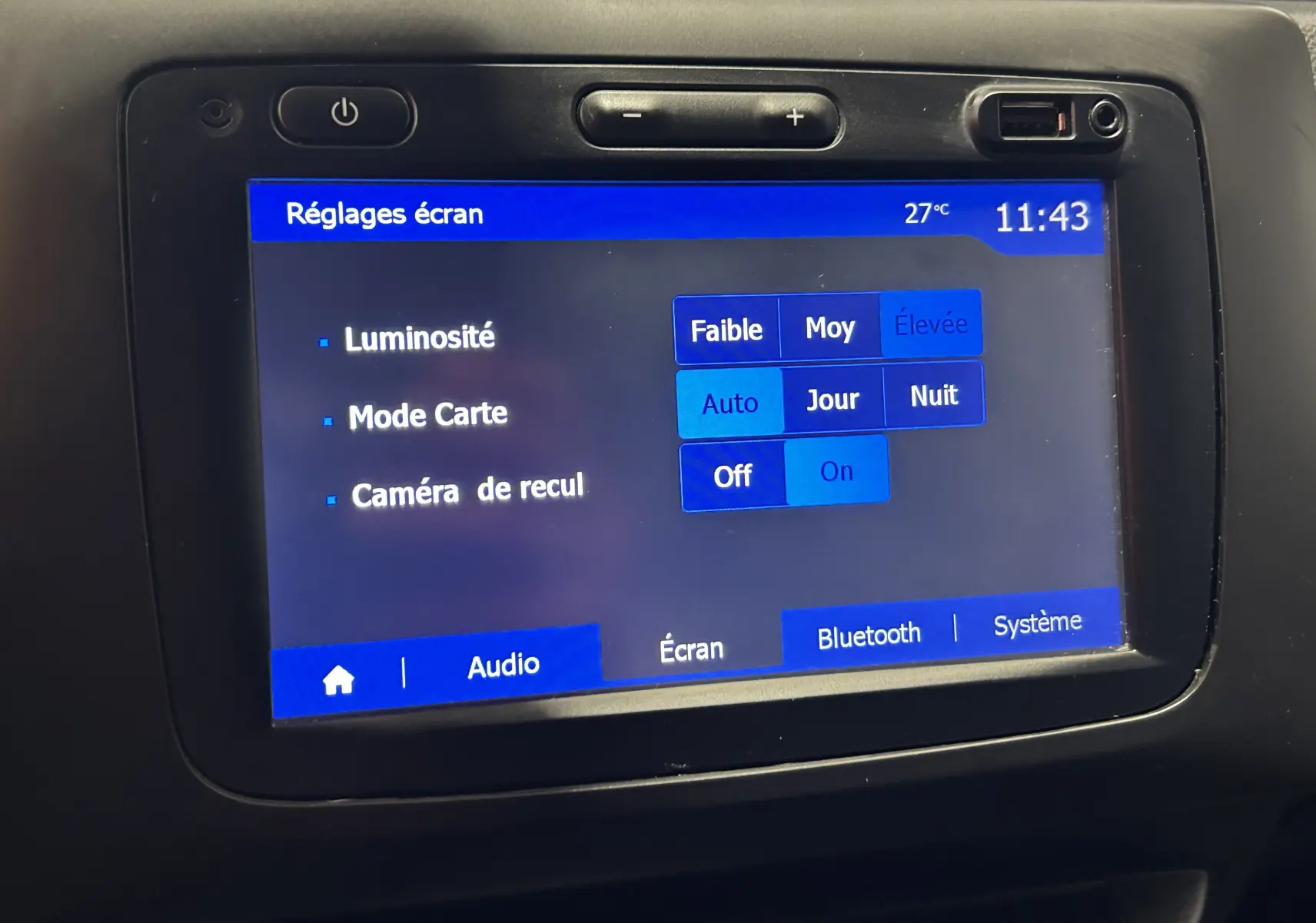 Écran tactile du tableau de bord du Dacia Duster 2018 affichant les réglages de luminosité et caméra de recul.