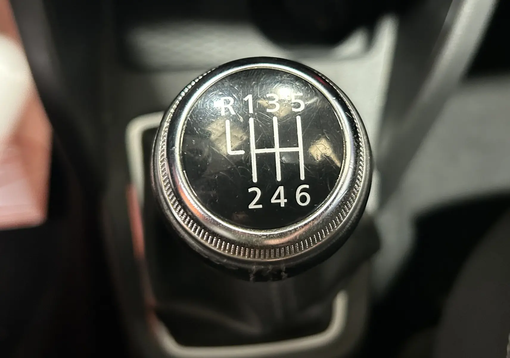 Gros plan sur le pommeau de la boîte manuelle noire du Dacia Duster dCi 110ch Prestige 2018, avec marquage des vitesses.