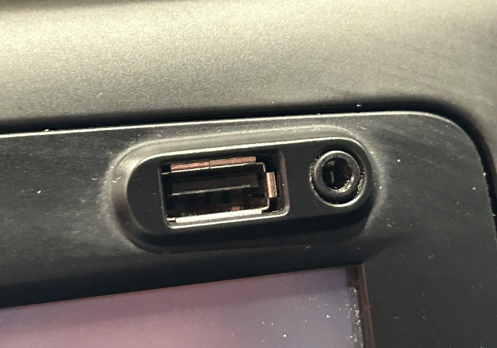 Vue rapprochée du port USB noir sur la console centrale du Dacia Duster dCi 110ch Prestige 4X2 de 2018.