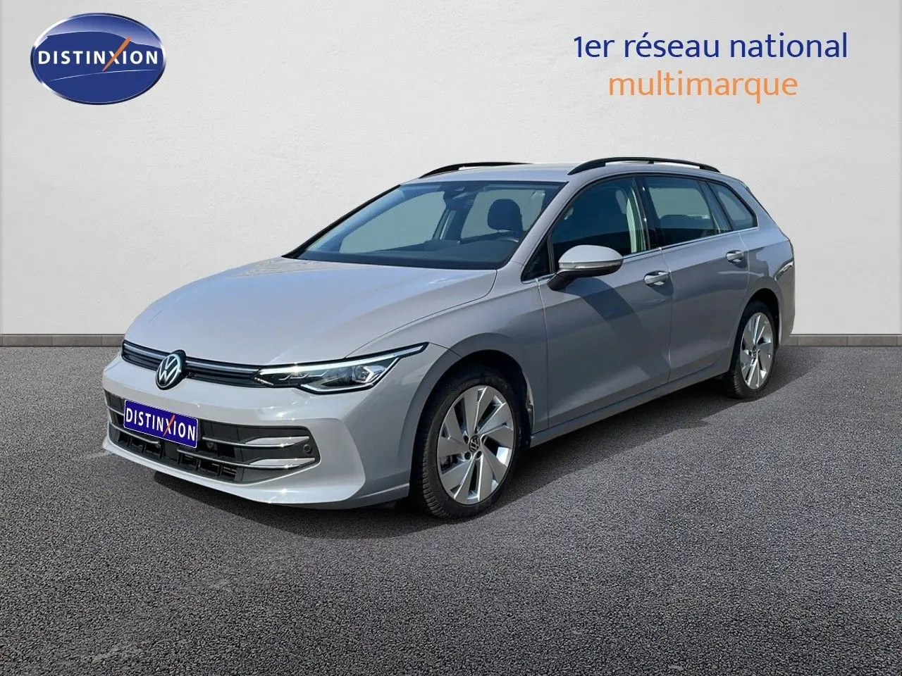 Volkswagen Golf SW gris lunaire métal vue 3/4 avant droit sur fond neutre avec jantes alliage.