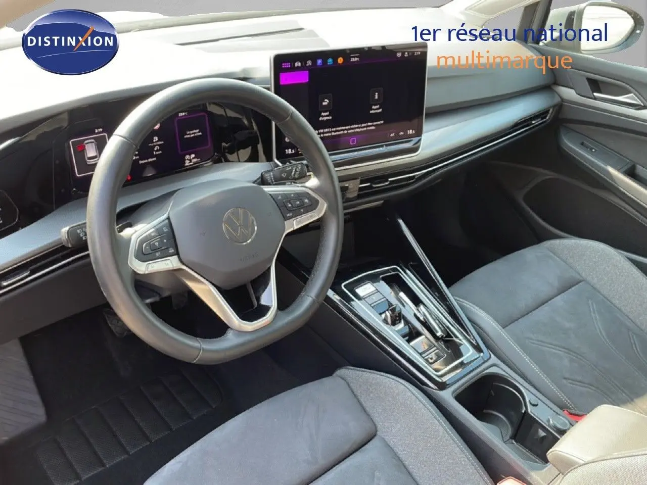 Vue intérieure avant de la Volkswagen Golf SW VIII 2.0 TDI 150ch, tableau de bord moderne avec écran tactile et volant multifonction.