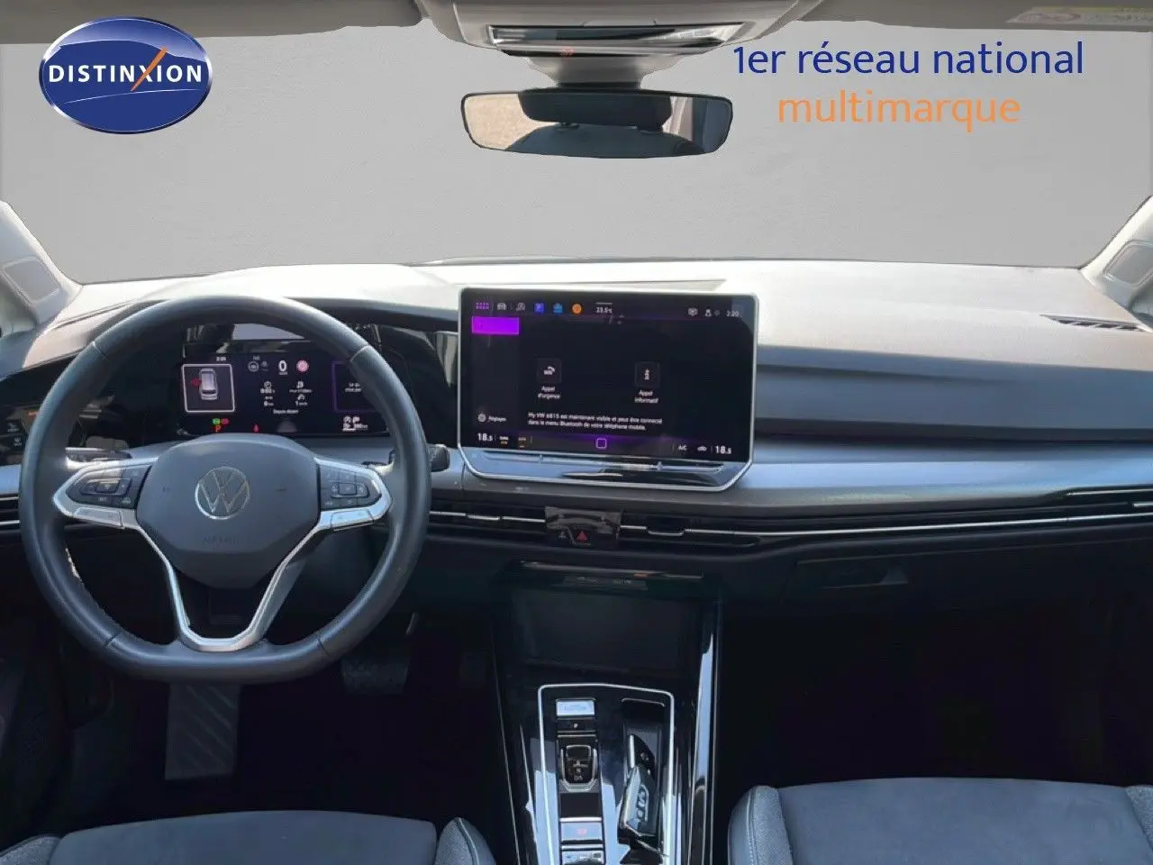 Intérieur avant de la Volkswagen Golf SW VIII gris lunaire, tableau de bord numérique et écran tactile central lumineux.