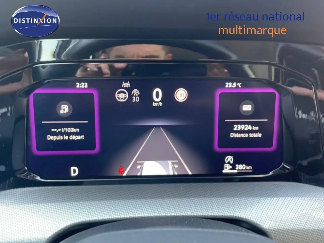 Tableau de bord numérique de Volkswagen Golf SW VIII gris lunaire, affichant la vitesse et l'autonomie.