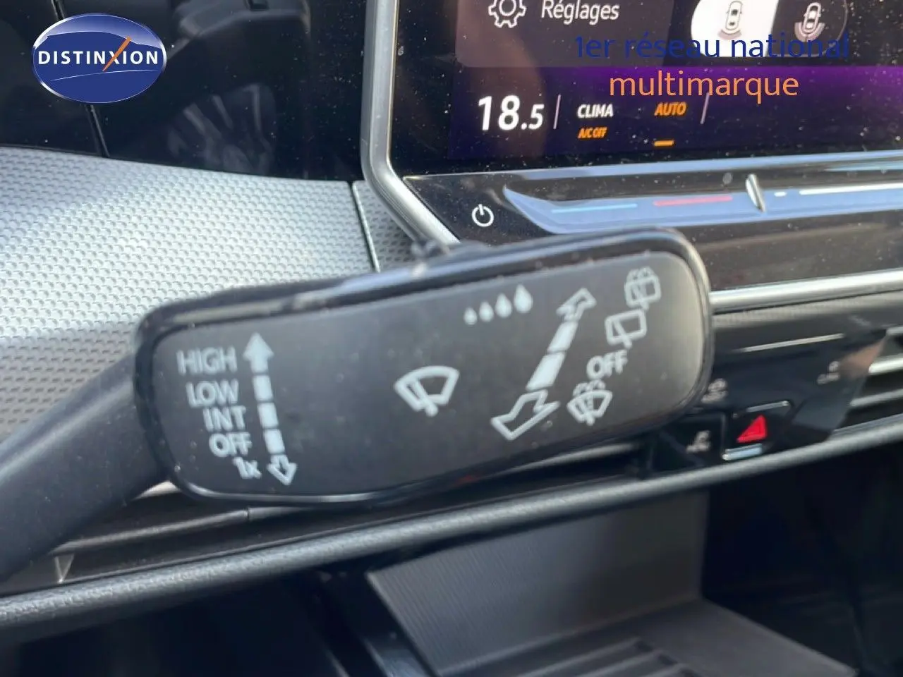 Gros plan sur la commande d’essuie-glace dans l’habitacle gris noir de la Volkswagen Golf SW VIII 2024.