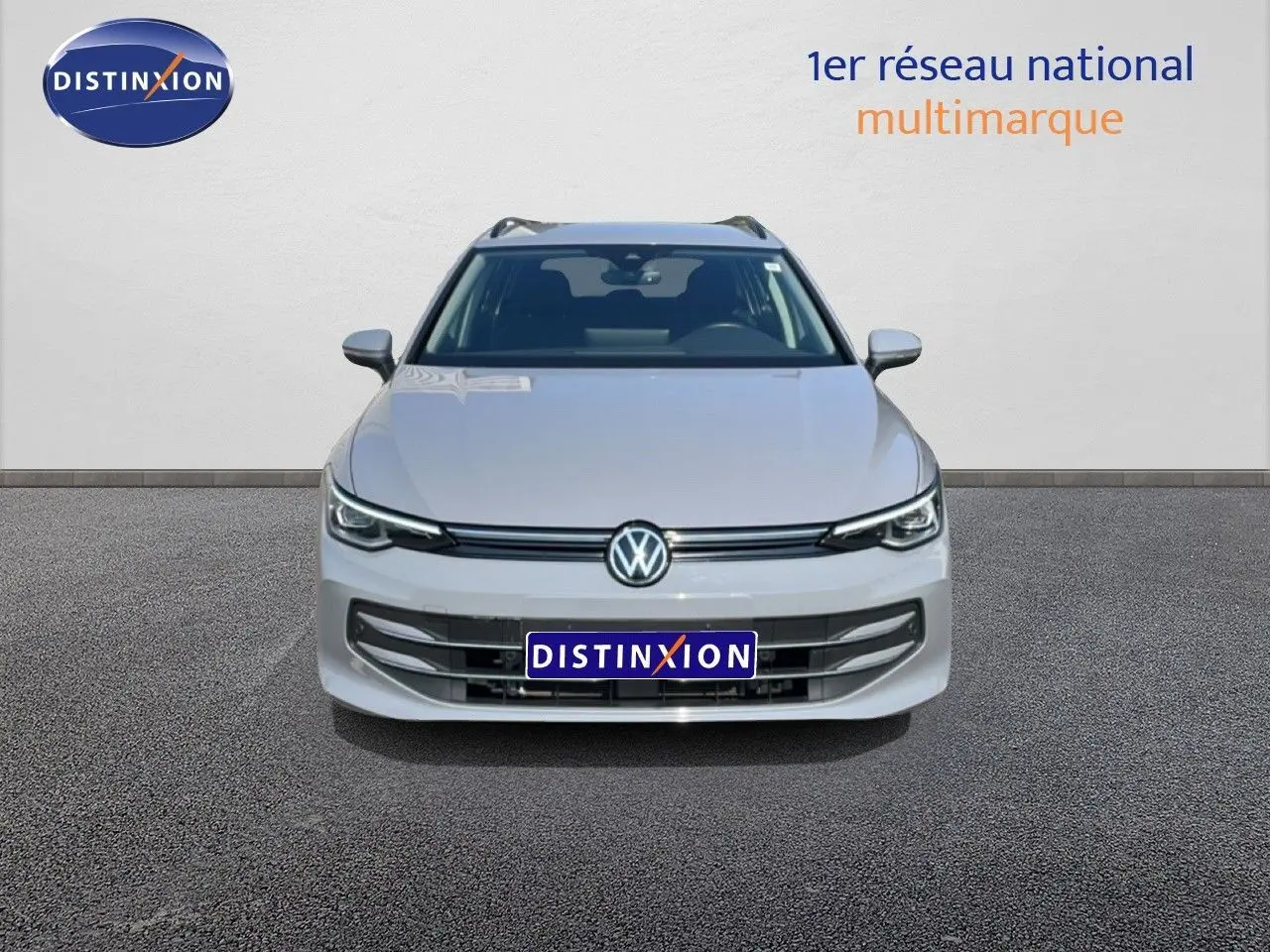 Vue avant d'une Volkswagen Golf SW VIII gris lunaire métal, avec calandre et phares LED distinctifs.