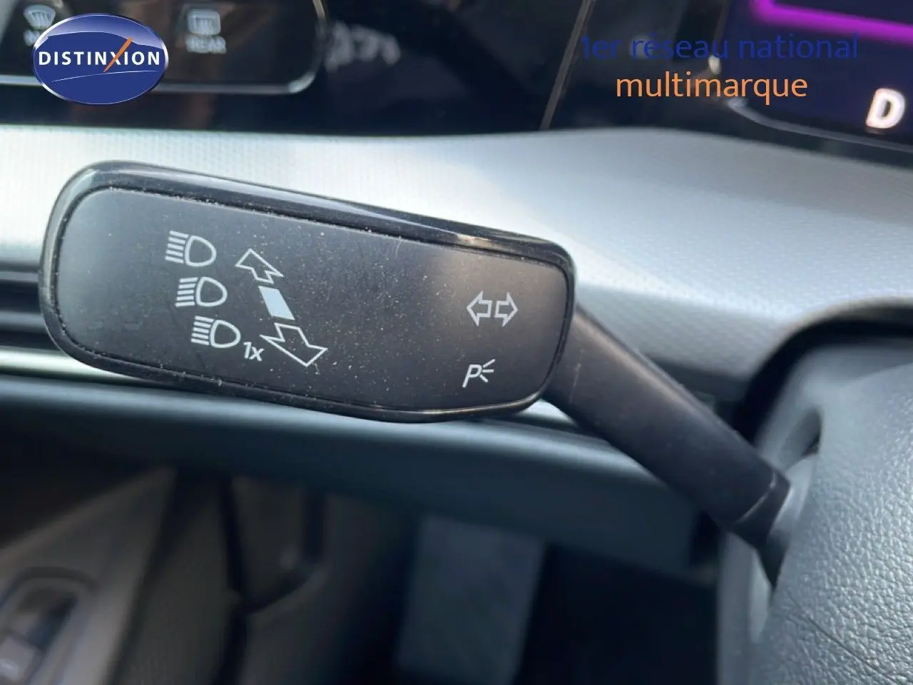 Gros plan sur la commande de clignotant dans l’habitacle d’une Volkswagen Golf SW VIII gris lunaire 2024.