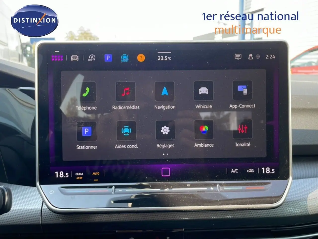 Écran tactile central de la Volkswagen Golf SW VIII gris lunaire, affichant le menu multimédia et climatisation à 18,5°C.
