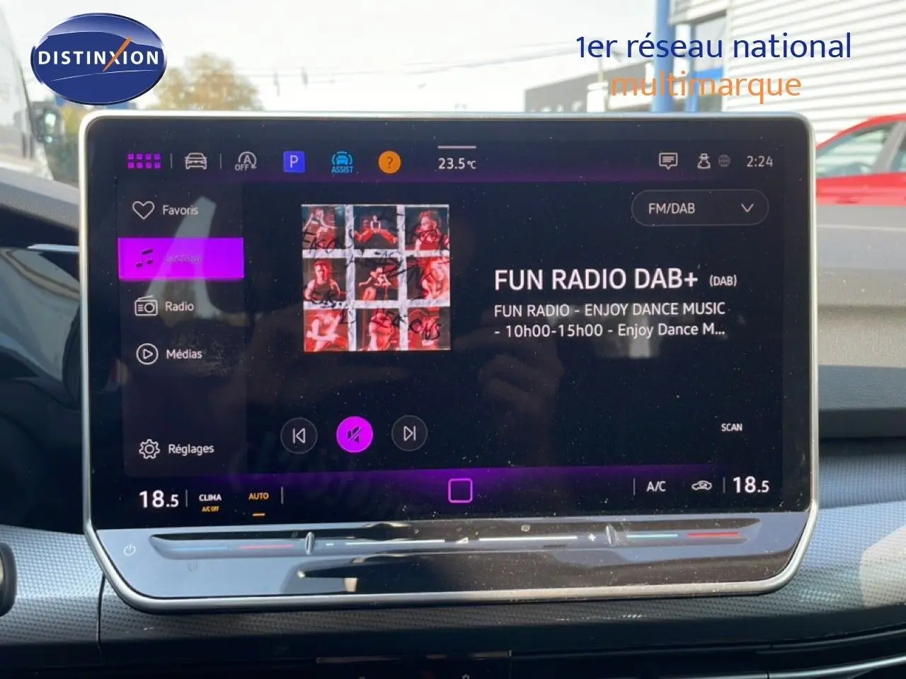 Écran tactile central de la Volkswagen Golf SW VIII 2024 affichant la radio DAB+ avec interface moderne et finition gris lunaire.