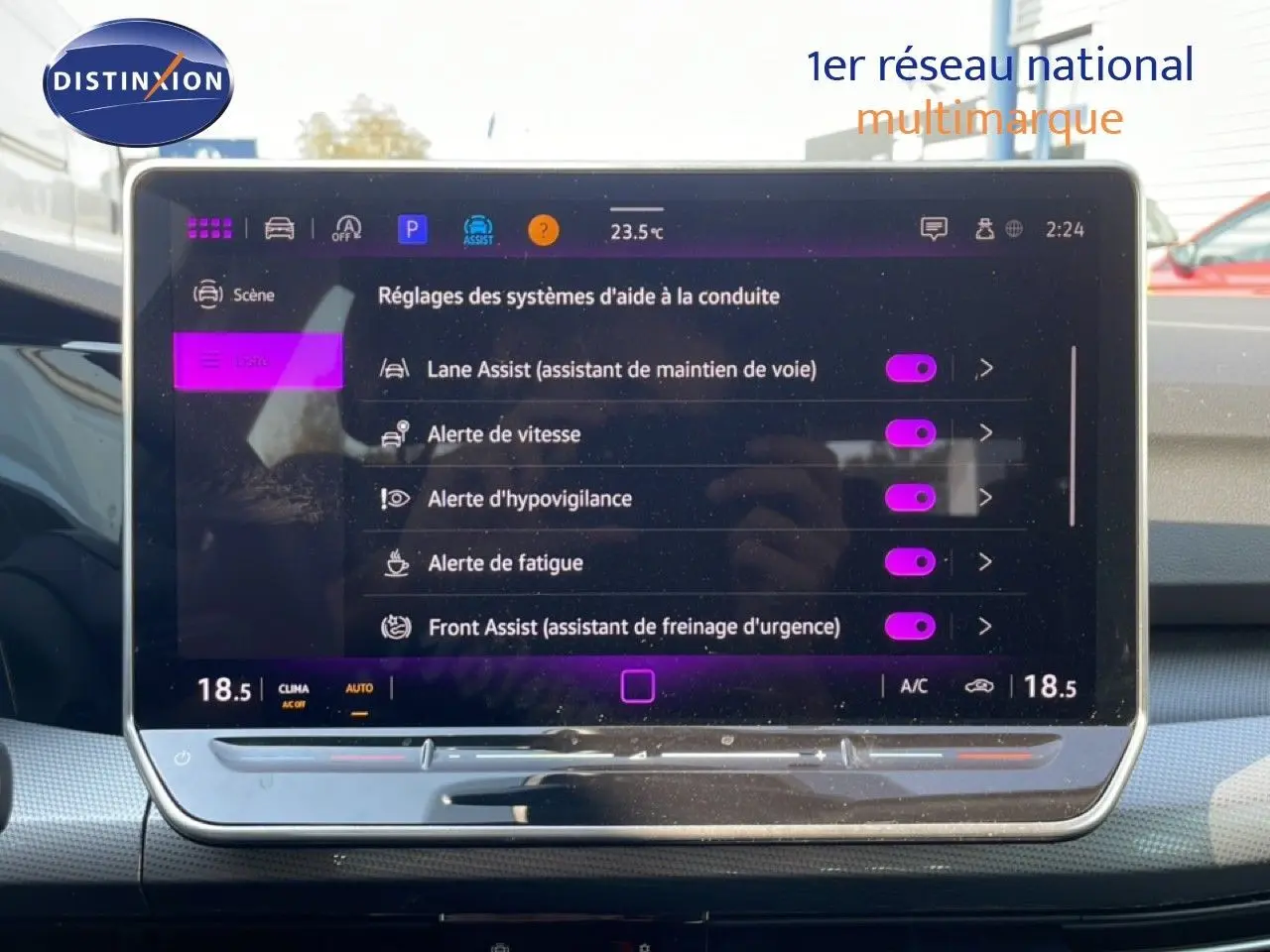 Vue intérieure centrée sur l'écran tactile du tableau de bord de la Volkswagen Golf SW gris lunaire 2024.