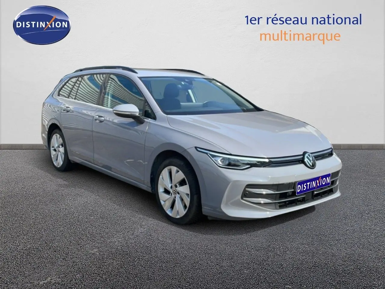 Volkswagen Golf SW VIII 2.0 TDI gris lunaire métal vue 3/4 avant droit sur fond neutre.