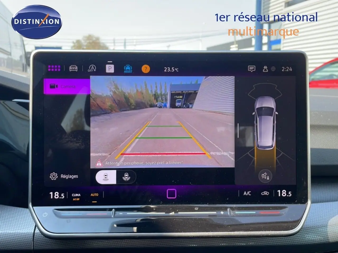 Écran tactile intérieur montrant la caméra de recul et l'affichage 360° de la Volkswagen Golf SW gris lunaire 2024.
