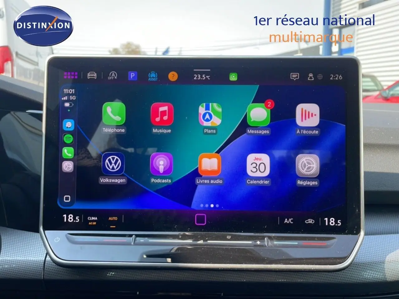 Écran tactile central de la Volkswagen Golf SW VIII 2024 affichant les applications Apple CarPlay, vue intérieure.