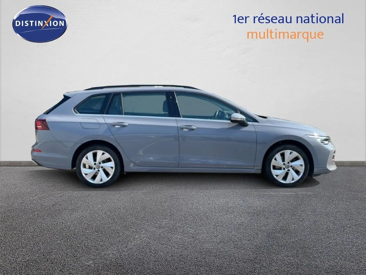 Volkswagen Golf SW VIII gris lunaire métal vue de profil côté gauche sur fond neutre.