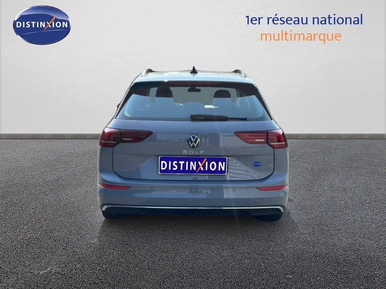 Vue arrière d'une Volkswagen Golf SW VIII gris lunaire métal, avec feux LED et logo distinctif visible.