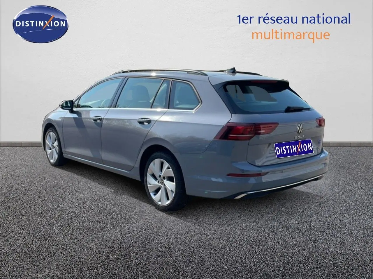 Volkswagen Golf SW gris lunaire métal vue 3/4 arrière droit, break diesel 2024 avec jantes alliage.